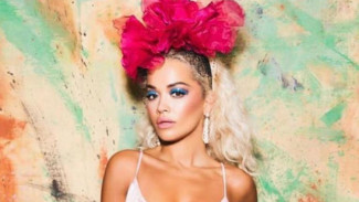 Giliran Rita Ora Kenakan Anting Karya Rinaldy A. Yunardi