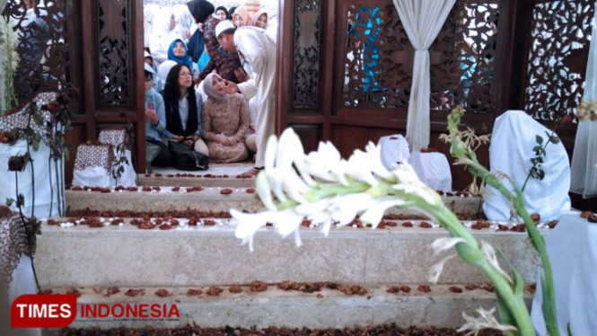 Istri Calon Wakil Presiden (Cawapres) nomor urut 02 Sandiaga Uno, Ny. Nur Asia Uno, saat ziarah ke MakamÂ Waliyullah, KH Ali Mas"ud bin KH Said bin KH Zarkasy di Desa Pegerwojo, Kecamatan Buduran, Kabupaten Sidoarjo (Foto: rudy/TIMES Indonesia)