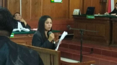 Endang Sholihatin, ahli bahasa pada UPN Veteran Surabaya, memberikan pendapatnya dalam sidang pencemaran nama baik dengan terdakwa Ahmad Dhani Prasetyo di Pengadilan Negeri Surabaya, Kamis, 21 Maret 2019.