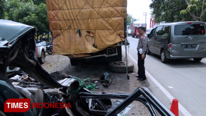 Polisi sedang melakukan olah TKP di lokasi kecelakaan yang mengakibatkan 6 orang meninggal dan 4 orang luka parah. (FOTO: Dicko W/TIMES Indonesia)
