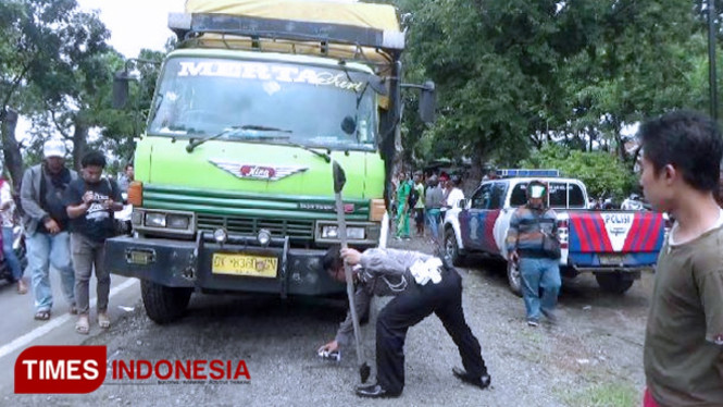 Satlantas Polres Probolinggo saat melakukan olah TKP kecelakaan maut di Pajarakan, Kabupaten Probolinggo. (FOTO: Dicko W/TIMES Indonesia)