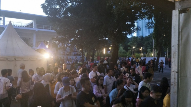 Suasana fans mengantre jelang konser Boyzone, Minggu (24/3/2019).