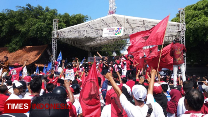 Ribuan relawan Jokowi memenuhi lapangan Taman Blambangan. (Foto : Rizki Alfian/TIMESIndonesia)