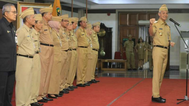 Gubernur Jawa Tengah Ganjar Pranowo saat memimpin Apel Pagi seluruh ASN di lingkungan Pemerintah Provinsi Jawa Tengah di Semarang, Senin, 25 Maret 2019.