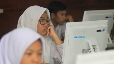 Sejumlah siswa mengikuti Ujian Nasional Berbasis Komputer (UNBK) di Sekolah Menengah Kejuruan (SMK) Negeri 1 Meulaboh, Aceh Barat, Aceh, Senin, 25 Maret 2019.