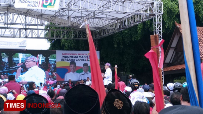Bupati Banyuwangi, Abdullah Azwar Anas saat berpidato di panggung kampanye Capres Petahana Nomor urut 01 Joko Widodo di Taman Blambangan. (FOTO: Agung Sedana/ TIMES Indonesia)