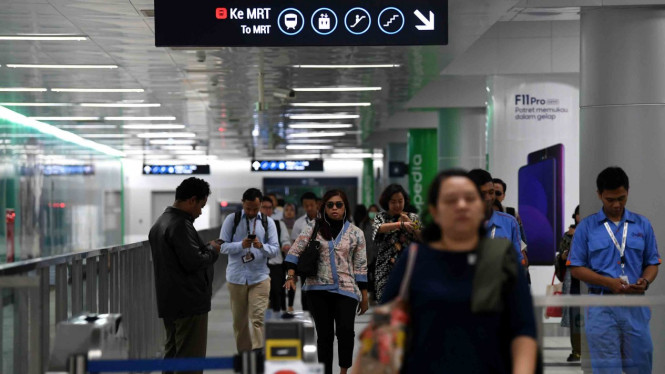 Penumpang berjalan keluar setelah turun dari kereta MRT di Stasiun MRT Bundaran HI, Jakarta, Selasa, 26 Maret 2019.