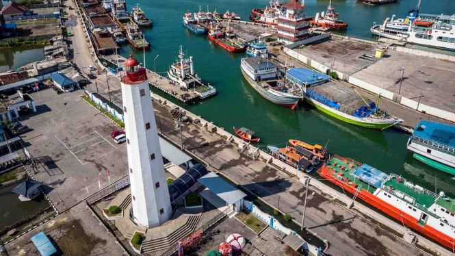 Foto udara menara Mercusuar Willem III di kawasan Pelabuhan Tanjung Emas, Semarang, Jawa Tengah, Senin, 25 Maret 2019.