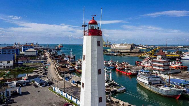 Foto udara menara Mercusuar Willem III di kawasan Pelabuhan Tanjung Emas, Semarang, Jawa Tengah, Senin, 25 Maret 2019.