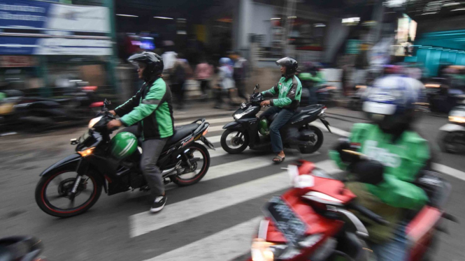Sejumlah pengemudi ojek daring menunggu penumpang di depan Stasiun Sudirman, Jakarta