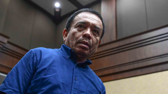 Gubernur Aceh nonaktif Irwandi Yusuf (kiri) meninggalkan ruang sidang seusai menjalani sidang dengan agenda pembacaan tuntutan di Pengadilan Tipikor, Jakarta