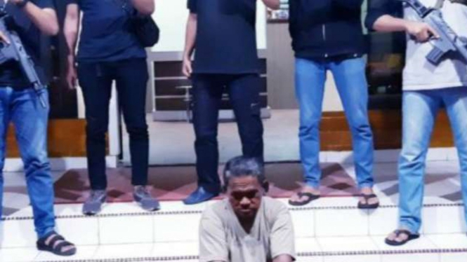 Tim Crime Hunter Resmob Polres Parepare bersama seorang tersangka penyekap dan pencabul anak di Parepare, Sulawesi Selatan, pada Selasa, 26 Maret 2019.
