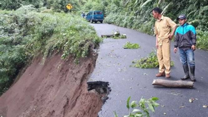 Akses utama dari Malang menuju Gunung Bromo di Taman Nasional Bromo longsor 