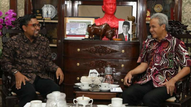 Gubernur Jawa Tengah Ganjar Pranowo (kanan) bersama Direktur Pendidikan dan Pelayanan Masyarakat KPK Giri Suprapdiono di Semarang, Selasa malam, 26 Maret 2019.