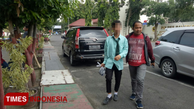 Siswa SMNK 1 Bangkalan berinisial FD (18), yang terjerat kasus narkoba  ketika kembali ke Mapolres Bangkalan usai mengikuti UNBK. (FOTO: Doni Heriyanto/TIMES Indonesia)