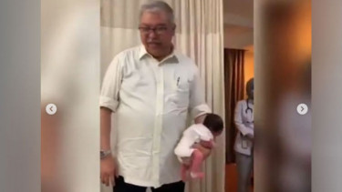 Cara menggendong bayi.