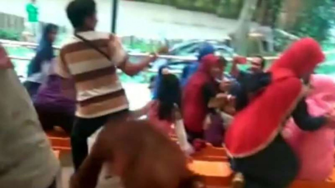 Pengunjung panik orang utan menuju podium penonton, di Taman Safari Indonesia.