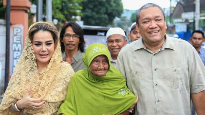 Nenek Ira (Tengah).