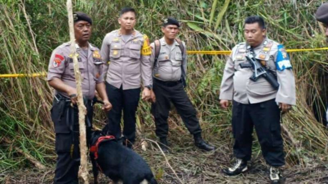 Polisi mengerahkan anjing pelacak untuk mencari jejak pembunuh wanita calon pendeta di Kabupaten Ogan Komering Olir, Sumatera Selatan, Kamis, 28 Maret 2019.