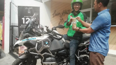 Ojol antara kopi dengan motor mewah