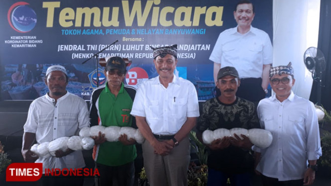 Menko Maritim RI Luhut Binsar Panjaitan berdialog dengan Nelayan Muncar, Banyuwangi (FOTO: Roghib/TIMES Indonesia)