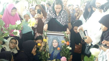 Upacara pemakaman pemilik masjid Kubah Mas, Dian Al Mahri.