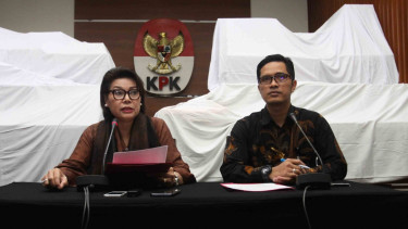 Wakil Ketua KPK Basaria Panjaitan (kiri) didampingi Jubir KPK Febri Diansyah (kanan)  memberikan keterangan kepada wartawan terkait hasil Operasi Tangkap Tangan (OTT) .