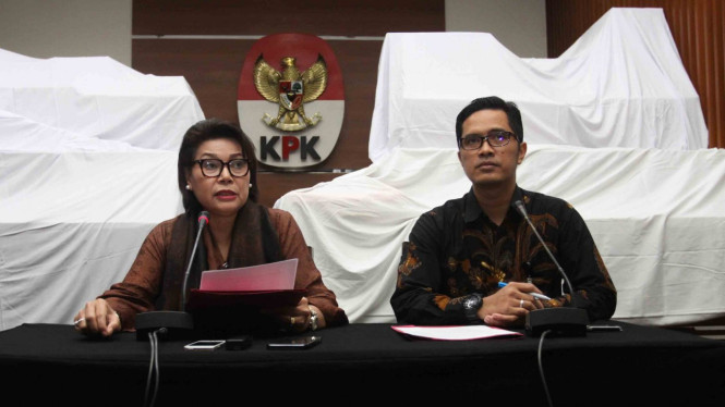 Wakil Ketua KPK Basaria Panjaitan (kiri) didampingi Jubir KPK Febri Diansyah (kanan)  memberikan keterangan kepada wartawan terkait hasil Operasi Tangkap Tangan (OTT) .