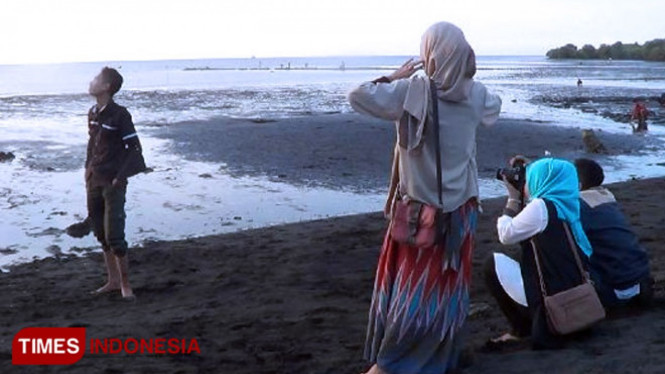 Para pengunjung Pantai Tambak Sari, di Pajarakan, Kabupaten Probolinggo, bersua foto saat senja tiba.(FOTO: Dicko W/TIMES Indonesia)