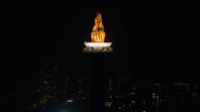 Suasana Monas yang penerangannya dipadamkan saat berlangsung Earth Hour di Jakarta, Sabtu, 30 Maret 2019.