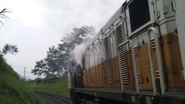 Kereta Argo Parahyangan mengeluarkan asap akibat gangguan mesin di jalur Padalarang, Kabupaten Bandung Barat, Jawa Barat, pada pukul 08.35 WIB, Sabtu, 30 Maret 2019.