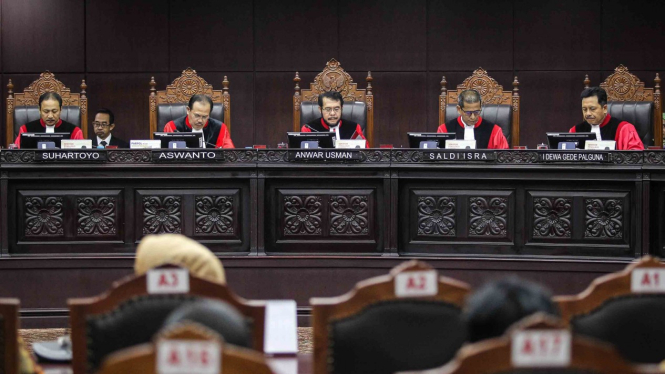 Ketua Mahkamah Konstitusi (MK) Anwar Usman (tengah) didampingi Hakim Konstitusi (dari kiri) Suhartoyo, Aswanto, Saldi Isra dan I Dewa Gede Palguna memimpin sidang putusan perkara pengujian Undang-Undang Nomor 7 Tahun 2017 tentang Pemilihan Umum di Gedung 