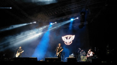 Superman is Dead di acara Konser Iwan Fals