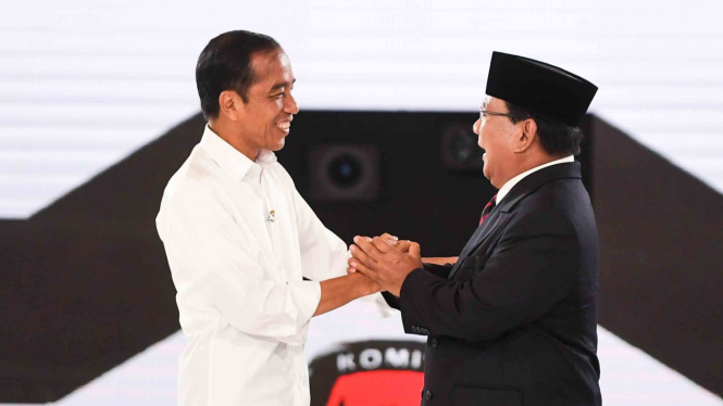 Capres nomor urut 01 Joko Widodo dan capres nomor urut 02 Prabowo Subianto berjabat tangan saat mengikuti debat capres putaran keempat di Hotel Shangri La, Jakarta, Sabtu, 30 Maret 2019.