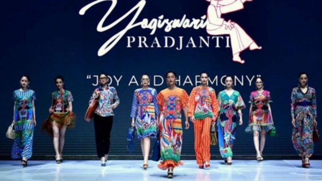 Model dalam balutan busana Yogiswari Pradjanti dan tas Biyantie di IFW 2019
