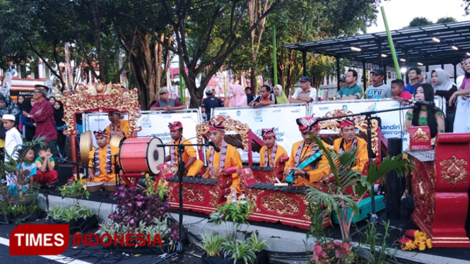Iringi Mandiri Banyuwangi Half Marathon, Kesenian Tradisional Banyuwangi, Gamelan. (FOTO : Agung Sedana/ TIMES Indonesia)