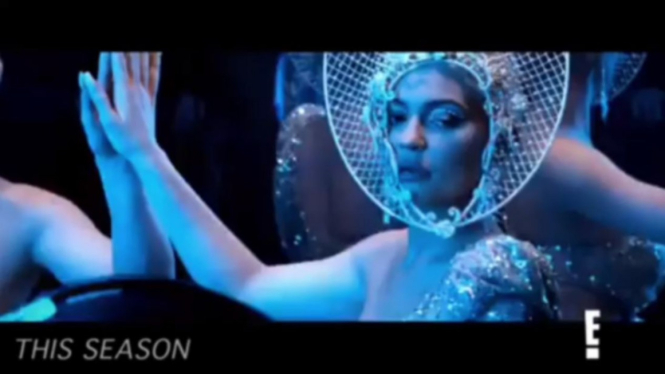 Kylie Jenner memakai karya Rinaldy Yunardi