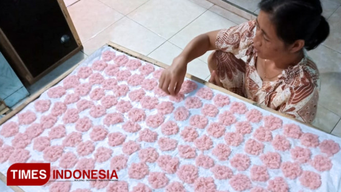 Zaenab terlihat sibuk membuat Rengginang. (FOTO: Rizki Alfian/TIMES Indonesia)