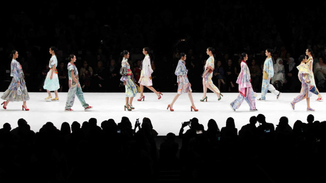Model mengenakan busana rancangan Anna Budiman pada malam penutupan Indonesia Fashion Week (IFW) 2019 di Jakarta Convention Center, Jakarta, Minggu, 31 Maret 2019.