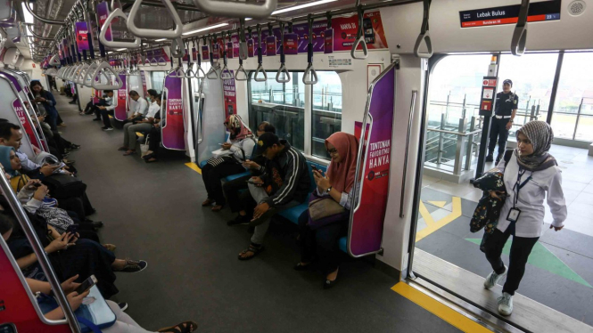 Penumpang menaiki kereta MRT.