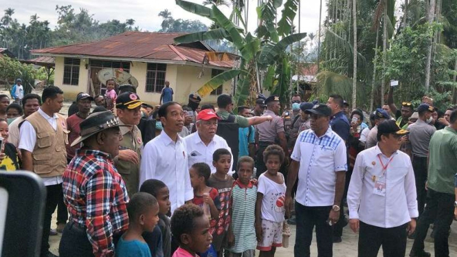 Presiden Jokowi meninjau lokasi terdampak banjir bandang di Sentani Jayapura