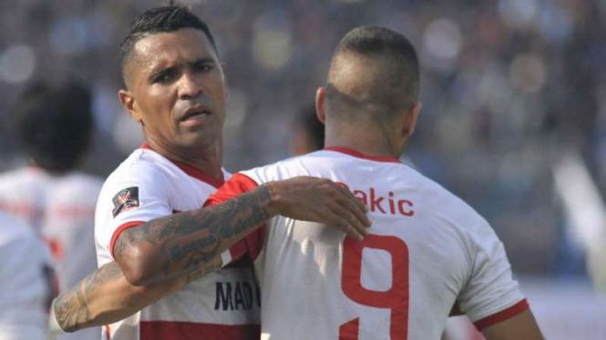 Pemain Madura United, Alberto 'Beto' Goncalves dan Aleksandar Rakic.