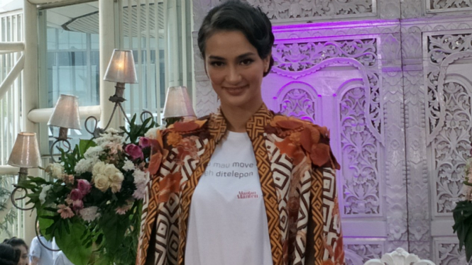 Atiqah Hasiholan.