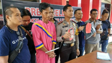 Polisi memperlihatkan seorang residivis pencopet setelah ditangkap oleh korbannya dan diserahkan kepada aparat di Palembang, Sumatera Selatan, Selasa, 2 April 2019.