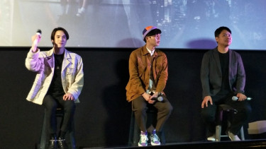 Sutradara Parkpoom bersama James Teeradon dan Natthasit di premier Homestay