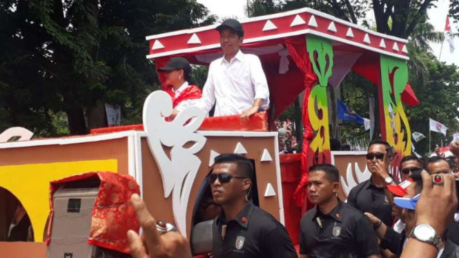 Jokowi Diarak Mobil Hias di Palembang