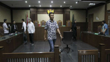 Terdakwa kasus suap DPRD Sumut Muslim Simbolon (tengah) dan Sonny Firdaus  