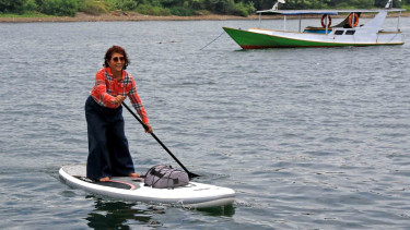 Menteri Kelautan dan Perikanan Susi Pudjiastuti bermain Paddle di Pantai Bangsring, Banyuwangi, Jawa Timur, Selasa, 2 April 2019.