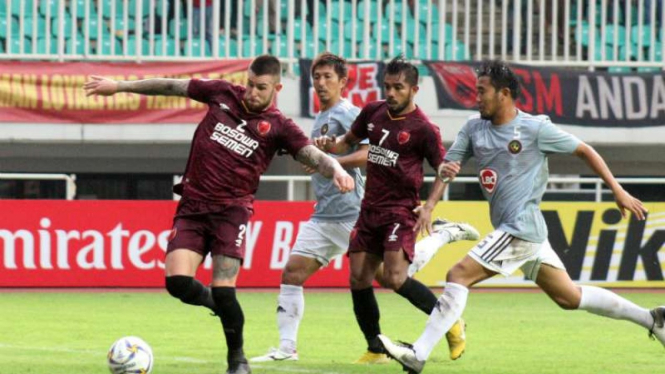 Duel PSM Makassar vs Kaya FC.