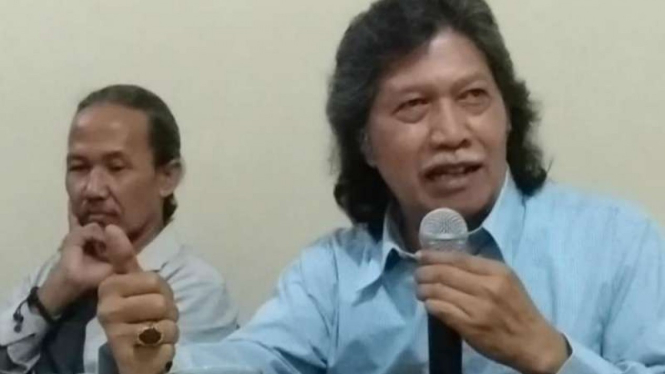 Budayawan Emha Ainun Najib alias Cak Nun saat mengobrol bareng wartawan di Semarang, Jawa Tengah, Rabu, 3 April 2019.
